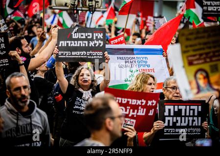 Tel Aviv, Israel. 03. Juni 2023. Israelische Anti-Besatzungsaktivisten halten während der Demonstration Plakate gegen die Besetzung des Westjordanlands. Zehntausende Demonstranten haben sich in Tel Aviv und anderen israelischen Städten zusammengeschlossen, um gegen die Pläne der Regierung von Ministerpräsident Benjamin Netanjahu zur Justizreform zu protestieren. Die Proteste, die jetzt in ihrer 22. Woche stattfinden, wurden am Samstag fortgesetzt, obwohl Netanjahu im März angekündigt hatte, dass die umstrittenen Rechtsvorschläge auf Eis gelegt würden. Kredit: SOPA Images Limited/Alamy Live News Stockfoto