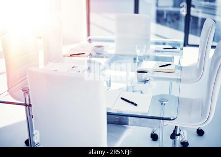 Kein Platz für Misserfolge. Ein leerer Sitzungssaal mit Tisch und Stühlen. Stockfoto