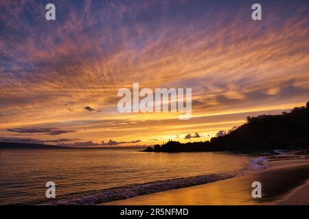 Wunderschöner blauer Sonnenuntergang am Black Rock auf Maui. Stockfoto