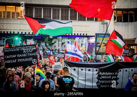 Tel Aviv, Israel. 03. Juni 2023. Israelische Anti-Besatzungsaktivisten halten während der Demonstration Plakate gegen die Besetzung des Westjordanlands. Zehntausende Demonstranten haben sich in Tel Aviv und anderen israelischen Städten zusammengeschlossen, um gegen die Pläne der Regierung von Ministerpräsident Benjamin Netanjahu zur Justizreform zu protestieren. Die Proteste, die jetzt in ihrer 22. Woche stattfinden, wurden am Samstag fortgesetzt, obwohl Netanjahu im März angekündigt hatte, dass die umstrittenen Rechtsvorschläge auf Eis gelegt würden. (Foto: Eyal Warshavsky/SOPA Images/Sipa USA) Guthaben: SIPA USA/Alamy Live News Stockfoto