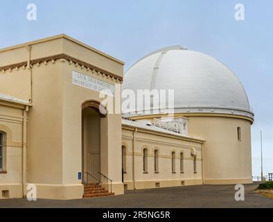 San Jose, Kalifornien, USA - 28. Mai 2023: Kuppel des 36-Zoll-Refraktorteleskops, Treppe und Eingang zur Lick Observatory University of C. Stockfoto