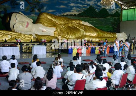 Bogor, West Java, Indonesien. 4. Juni 2023. Buddhistische Anhänger beten im Buddha Dharma & 8 Pho Sat Tempel als Teil der Feierlichkeiten zum Vesak Day in Bogor, West Java, Indonesien. Buddhisten in Indonesien feierten am Sonntag den Vesak-Tag, um die Geburt, Erleuchtung und den Tod Buddhas vor mehr als 2.000 Jahren zu ehren. (Kreditbild: © Adriana Adie/ZUMA Press Wire) NUR REDAKTIONELLE VERWENDUNG! Nicht für den kommerziellen GEBRAUCH! Stockfoto