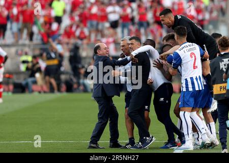 Oeiras. 4. Juni 2023. Der Cheftrainer des FC Porto, Sergio Conceicao (3. l), feiert mit dem Team nach dem Portugal Cup-Finale zwischen dem FC Porto und SC Braga am 4. Juni 2023 in Oeiras, Portugal. Kredit: Petro Fiuza/Xinhua/Alamy Live News Stockfoto