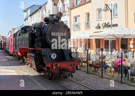 Passagierzug des Touristenzuges Molli während Ihrer Reise durch die Altstadt von Bad Doberan an der deutschen Ostsee Stockfoto