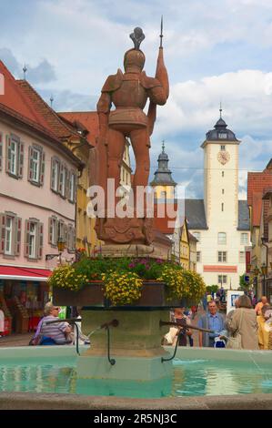 Bad Mergentheim, Marktplatz, Schloss des teutonischen Ordens im Hintergrund, Romantische Straße, Baden-Württemberg, Deutschland Stockfoto