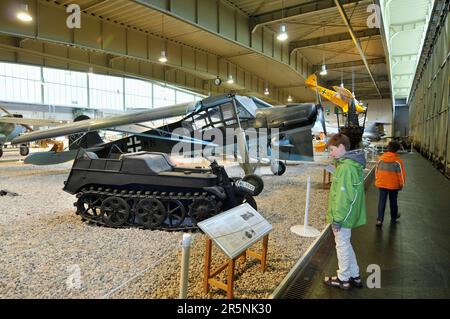 Historisches Flugzeug, Militärhistorisches Museum, MHM, Flughafen Berlin-Gutow, Tanks, Ausstellungshalle, Bundeswehr Air Force Museum, Berlin-Gatow Stockfoto