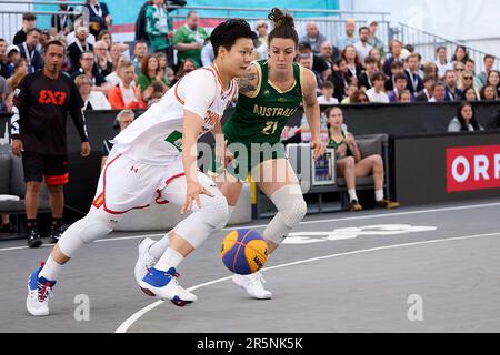 Wien, Österreich. 4. Juni 2023. Chinas Wan Jiyuan (L) dribbelt während des FIBA 3X3 World Cup Women's 3. Place zwischen China und Australien in Wien, Österreich, am 4. Juni 2023 gegen Australiens Marena Whittle. Kredit: Georges Schneider/Xinhua/Alamy Live News Stockfoto