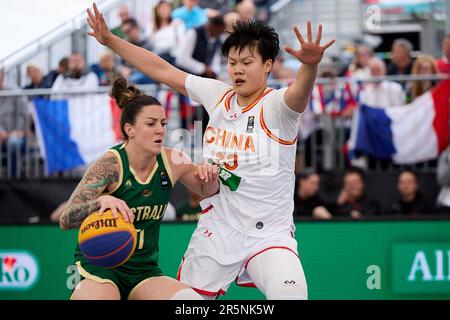 Wien, Österreich. 4. Juni 2023. Chinas Wan Jiyuan (R) verteidigt die australische Marena Whittle beim FIBA 3X3 World Cup Women's 3. Place zwischen China und Australien am 4. Juni 2023 in Wien, Österreich. Kredit: Georges Schneider/Xinhua/Alamy Live News Stockfoto