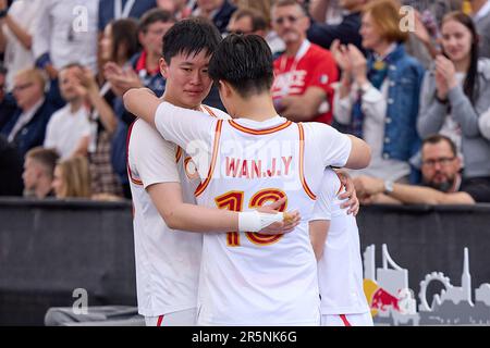 Wien, Österreich. 4. Juni 2023. Chinesische Spieler trösten sich gegenseitig, nachdem sie am 4. Juni 2023 in Wien, Österreich, das 3. Platz der Frauen bei der FIBA 3X3 Weltmeisterschaft zwischen China und Australien verloren haben. Kredit: Georges Schneider/Xinhua/Alamy Live News Stockfoto