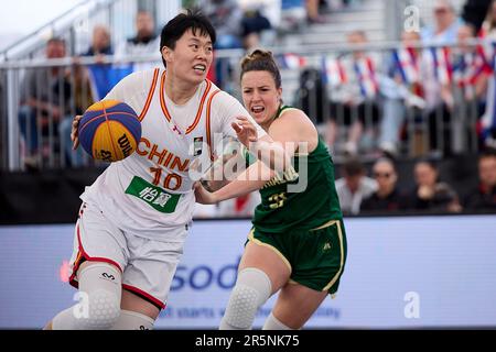 Wien, Österreich. 4. Juni 2023. Chinas Zhang Zhiting (L) treibt den Ball gegen australische Marena Whittle während des FIBA 3X3 World Cup Women's 3. Place Match zwischen China und Australien am 4. Juni 2023 in Wien, Österreich. Kredit: Georges Schneider/Xinhua/Alamy Live News Stockfoto