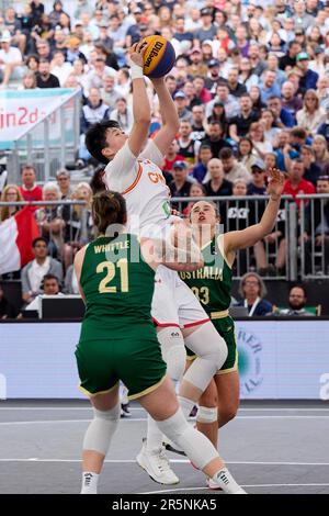 Wien, Österreich. 4. Juni 2023. Chinas Zhang Zhiting (C) schießt während des FIBA 3X3 World Cup Women's 3. Place Match zwischen China und Australien am 4. Juni 2023 in Wien, Österreich. Kredit: Georges Schneider/Xinhua/Alamy Live News Stockfoto