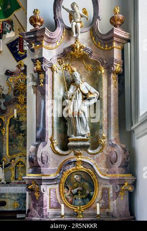 Seitenaltar mit der Figur von St. Nicholas von Myra, Heilige Dreifaltigkeitskirche in Sulzberg, Allgaeu, Bayern, Deutschland Stockfoto