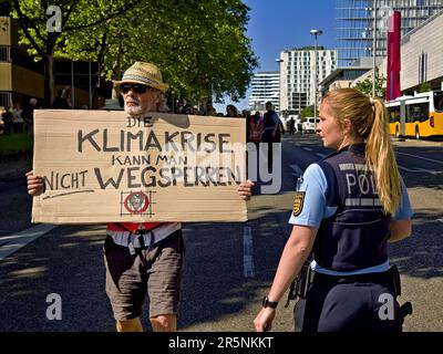 Last Generation, LastGeneration, Demonstration, Klima, Klimakrise. Tipp Points, Sozialrat, Ökologie, Polizei, Rally, Straße, Stadt Stockfoto