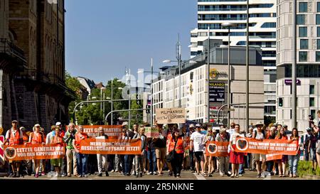 Last Generation, LastGeneration, Demonstration, Klima, Klimakrise. Tipp Points, Sozialrat, Ökologie, Polizei, Rally, Straße, Stadt Stockfoto