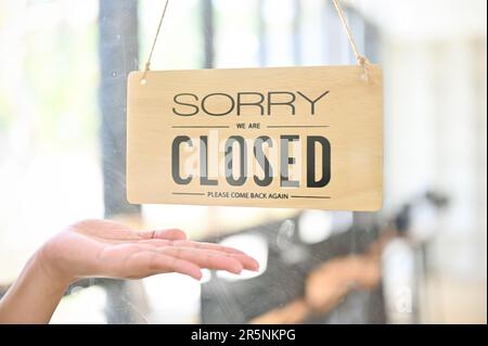 Nahaufnahme eines Cafés oder Restaurants mit Schliessschild. Stockfoto
