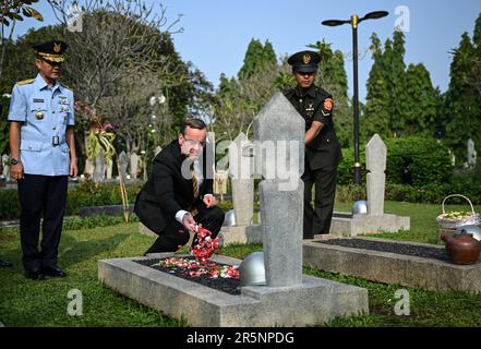 Jakarta, Indonesien. 05. Juni 2023. Boris Pistorius (SPD) Bundesminister für Verteidigung streut Blumen auf dem Grab des ehemaligen indonesischen Präsidenten Habibie während eines Besuchs auf dem Kalibata-Ehrenfriedhof. Auf der Tagesordnung stehen Gespräche über die Rolle Deutschlands im Indo-Pazifik. Kredit: Britta Pedersen/dpa/Alamy Live News Stockfoto