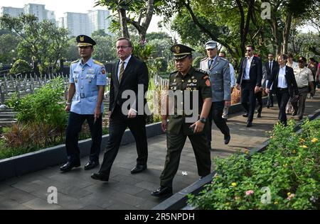 Jakarta, Indonesien. 05. Juni 2023. Boris Pistorius (SPD, M) Bundesminister für Verteidigung, wird von den indonesischen Offizieren Wajariman (r) und Ernies bei einem Besuch auf dem Kalibata-Ehrenfriedhof begleitet. Auf der Tagesordnung stehen Gespräche über die Rolle Deutschlands im Indo-Pazifik. Kredit: Britta Pedersen/dpa/Alamy Live News Stockfoto