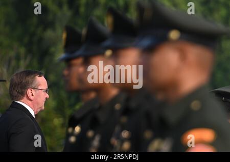 Jakarta, Indonesien. 05. Juni 2023. Boris Pistorius (SPD), Bundesminister für Verteidigung, während eines Besuchs auf dem Ehrenfriedhof Kalibata. Auf der Tagesordnung stehen Gespräche über die Rolle Deutschlands im Indo-Pazifik. Kredit: Britta Pedersen/dpa/Alamy Live News Stockfoto