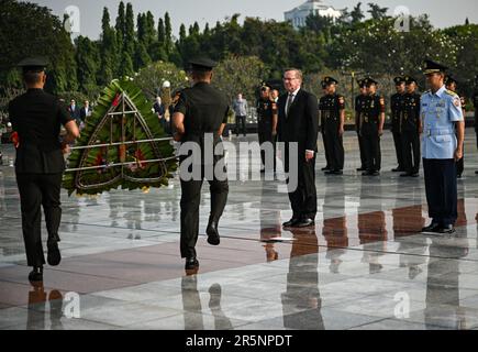 Jakarta, Indonesien. 05. Juni 2023. Boris Pistorius (SPD), Bundesminister für Verteidigung, legt einen Kranz auf dem Ehrenfriedhof Kalibata. Auf der Tagesordnung stehen auch Gespräche über die Rolle Deutschlands im Indo-Pazifik. Kredit: Britta Pedersen/dpa/Alamy Live News Stockfoto