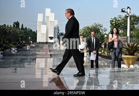 Jakarta, Indonesien. 05. Juni 2023. Boris Pistorius (SPD), Bundesminister für Verteidigung, während eines Besuchs auf dem Ehrenfriedhof Kalibata. Auf der Tagesordnung stehen Gespräche über die Rolle Deutschlands im Indo-Pazifik. Kredit: Britta Pedersen/dpa/Alamy Live News Stockfoto