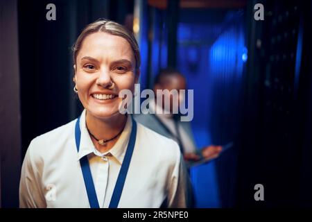 Ich bin glücklich, solange all diese Hardware gesund ist. Porträt einer jungen Frau, die in einem Serverraum arbeitet. Stockfoto