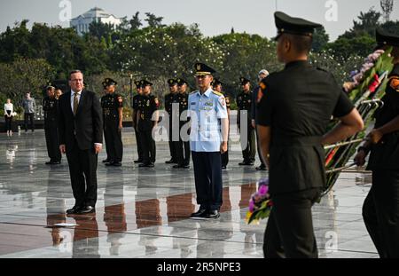 Jakarta, Indonesien. 05. Juni 2023. Boris Pistorius (SPD), Bundesminister für Verteidigung, legt einen Kranz auf dem Ehrenfriedhof Kalibata. Auf der Tagesordnung stehen auch Gespräche über die Rolle Deutschlands im Indo-Pazifik. Kredit: Britta Pedersen/dpa/Alamy Live News Stockfoto