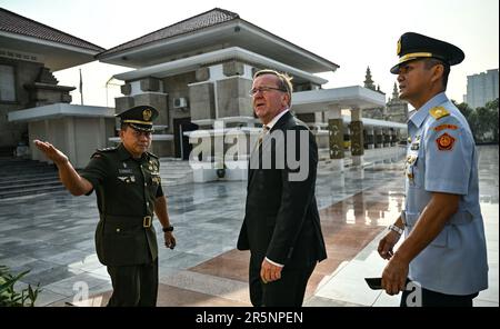 Jakarta, Indonesien. 05. Juni 2023. Boris Pistorius (SPD, M) Bundesminister für Verteidigung, wird von den indonesischen Offizieren Wajariman (r) und Ernies bei einem Besuch auf dem Kalibata-Ehrenfriedhof begleitet. Auf der Tagesordnung stehen Gespräche über die Rolle Deutschlands im Indo-Pazifik. Kredit: Britta Pedersen/dpa/Alamy Live News Stockfoto