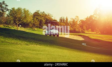 Hier haben wir uns nicht verstanden. Zwei Golfer, die in einem Wagen auf einem Golfplatz reiten. Stockfoto