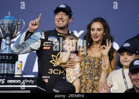 Madison, Usa. 04. Juni 2023. Fahrer Kyle Busch feiert mit Familienmitgliedern, nachdem er am Sonntag, den 4. Juni 2023, das NASCAR-Rennen von Illinois 300 auf dem World Wide Technology Raceway in Madison Illinois gewonnen hat. Foto: Bill Gutweiler/UPI Credit: UPI/Alamy Live News Stockfoto