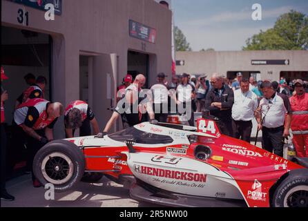 INDIANAPOLIS, INDIANA, USA - 2023/05/22: Besatzungsmitglieder der Fahrerin Katherine Legge (44) aus England untersuchen ihr Auto in der Gasoline Alley nach einem Unfall während des Trainings für den 2023 Indy 500 auf dem Indianapolis Motor Speedway in Indianapolis. (Foto: Jeremy Hogan/The Bloomingtonian) Stockfoto