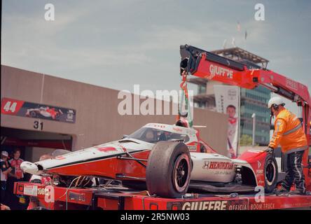 INDIANAPOLIS, INDIANA, USA - 2023/05/22: Besatzungsmitglieder der Fahrerin Katherine Legge (44) aus England untersuchen ihr Auto in der Gasoline Alley nach einem Unfall während des Trainings für den 2023 Indy 500 auf dem Indianapolis Motor Speedway in Indianapolis. (Foto: Jeremy Hogan/The Bloomingtonian) Stockfoto