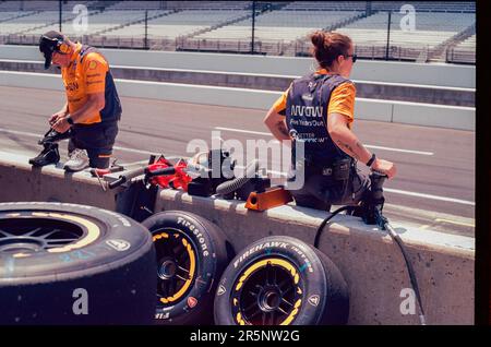 INDIANAPOLIS, INDIANA, VEREINIGTE STAATEN - 2023/05/22: Arrow McClaren Teammitglieder arbeiten während des Trainings für den 2023 Indy 500 auf dem Indianapolis Motor Speedway in Indianapolis an der Boxenreihe. (Foto: Jeremy Hogan/The Bloomingtonian) Stockfoto