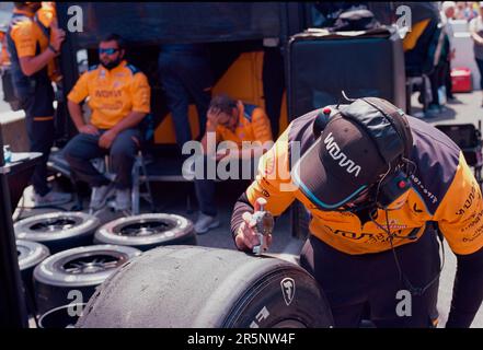 INDIANAPOLIS, INDIANA, VEREINIGTE STAATEN - 2023/05/22: Arrow McClaren Teammitglieder arbeiten während des Trainings für den 2023 Indy 500 auf dem Indianapolis Motor Speedway in Indianapolis an der Boxenreihe. (Foto: Jeremy Hogan/The Bloomingtonian) Stockfoto