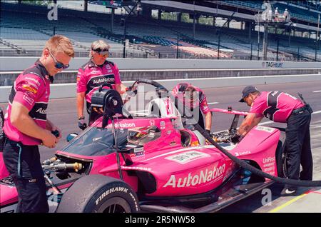 INDIANAPOLIS, INDIANA, USA - 2023/05/22: Besatzungsmitglieder des Fahrers Kyle Kirkwood (27) aus den Vereinigten Staaten arbeiten während des Trainings für den 2023 Indy 500 auf dem Indianapolis Motor Speedway in Indianapolis in Indianapolis in der Boxenreihe. (Foto: Jeremy Hogan/The Bloomingtonian) Stockfoto