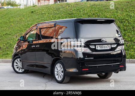 Pavlodar, Kasachstan - 05.23.2023 Uhr: Rückansicht des japanischen Luxus-Kleinbusses Toyota Vellfire in Schwarz auf dem Parkplatz mit sieben Passagiersitzen. Stockfoto