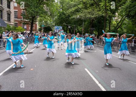 NEW YORK, NEW YORK - 04. JUNI: Tänzer treten während der Celebrate Israel Parade am 4. Juni 2023 in New York City auf. (Foto von Ron Adar / SOPA Images/Sipa USA) Stockfoto