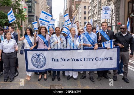 New York, Usa. 04. Juni 2023. NEW YORK, NEW YORK - JUNI 04: Sprecher des New York City Council Adrienne Adams und andere Mitglieder marschieren während der Celebrate Israel Parade am 4. Juni 2023 in New York City auf die Fifth Avenue. (Foto: Ron Adar/SOPA Images/Sipa USA) Guthaben: SIPA USA/Alamy Live News Stockfoto