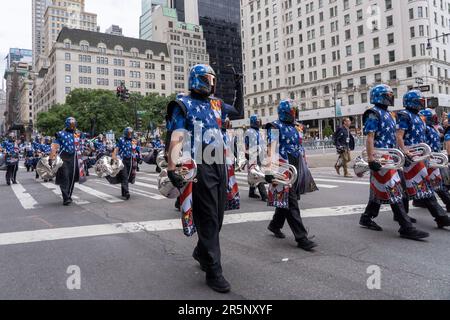 New York, Usa. 04. Juni 2023. NEW YORK, NEW YORK - 04. JUNI: Westchesters Saints Brigade Drum und Bugle Corps marschieren während der Celebrate Israel Parade am 4. Juni 2023 in New York City auf die Fifth Avenue. Kredit: SOPA Images Limited/Alamy Live News Kredit: SOPA Images Limited/Alamy Live News Stockfoto