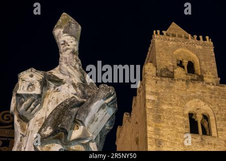 Nachtsicht auf die Statue von Saint Augustine in der Schriftart der Kathedrale San Salvatore. Cefalu, Sizilien, Italien Stockfoto