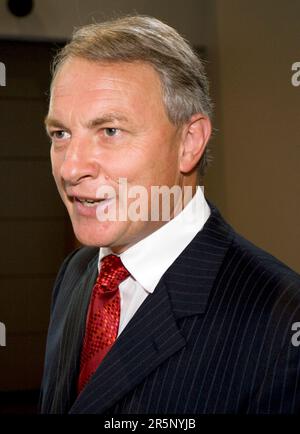 Labour Leader, Phil Goff, spricht vor den Medien, während er zu einem Treffen der Partei Caucus, Auckland, Neuseeland, ankommt, Dienstag, 27. Januar, 2009. Stockfoto