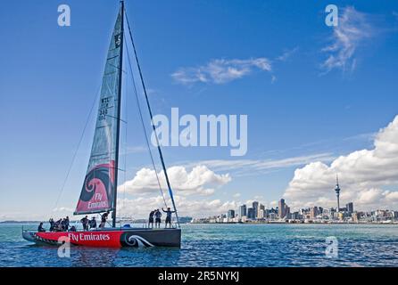 Emirates Team Neuseeland führt Versuche mit ihrer neuen TP52 durch, einer 15-Personen-Yacht, die gebaut wurde, um auf dem MedCup Circuit, Waitemata Harbour, Auckland, Stockfoto