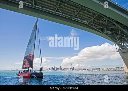 Emirates Team Neuseeland führt Versuche mit ihrer neuen TP52 durch, einer 15-Personen-Yacht, die gebaut wurde, um auf dem MedCup Circuit, Waitemata Harbour, Auckland, Stockfoto