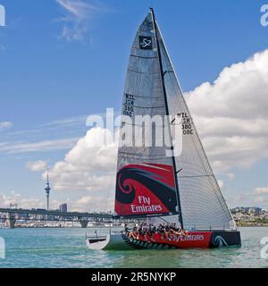 Emirates Team Neuseeland führt Versuche mit ihrer neuen TP52 durch, einer 15-Personen-Yacht, die gebaut wurde, um auf dem MedCup Circuit, Waitemata Harbour, Auckland, Stockfoto