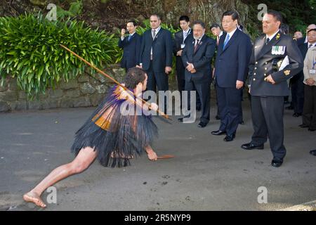 Seine Exzellenz, Xi Jinping, Vizepräsident der Volksrepublik China, 2. Richtig, begrüßt die Maori traditionell Stockfoto