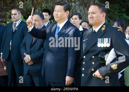 Seine Exzellenz Xi Jinping, Vizepräsident der Volksrepublik China, begrüßt die Maori traditionell und hält den Pfeil in der Hand Stockfoto