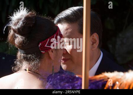 Seine Exzellenz Xi Jinping, Vizepräsident der Volksrepublik China, erhält eine Hongi, wenn er zu einem traditionellen Maori-Empfang kommt Stockfoto