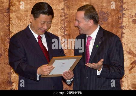 Seine Exzellenz Xi Jinping, Vizepräsident der Volksrepublik China, wird von Premierminister John Key mit einem Foto präsentiert Stockfoto