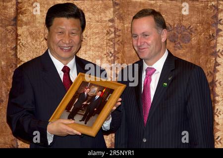 Seine Exzellenz Xi Jinping, Vizepräsident der Volksrepublik China, wird von Premierminister John Key mit einem Foto präsentiert Stockfoto