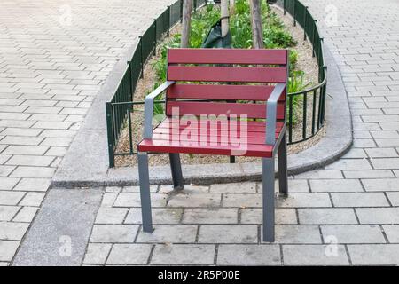 wien, österreich. 01. april 2023 öffentliche Stühle entlang der Straße Stockfoto