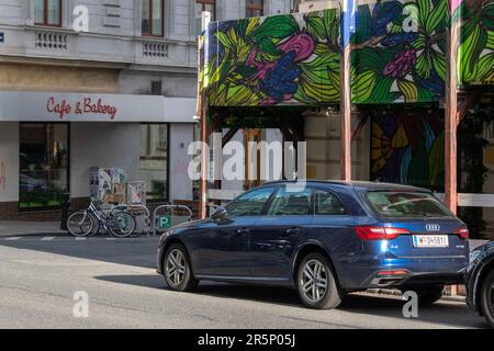 wien, österreich. 1. april 2023 wiener Straßenbild A4 Avant Car tritt seinen Platz ein Stockfoto